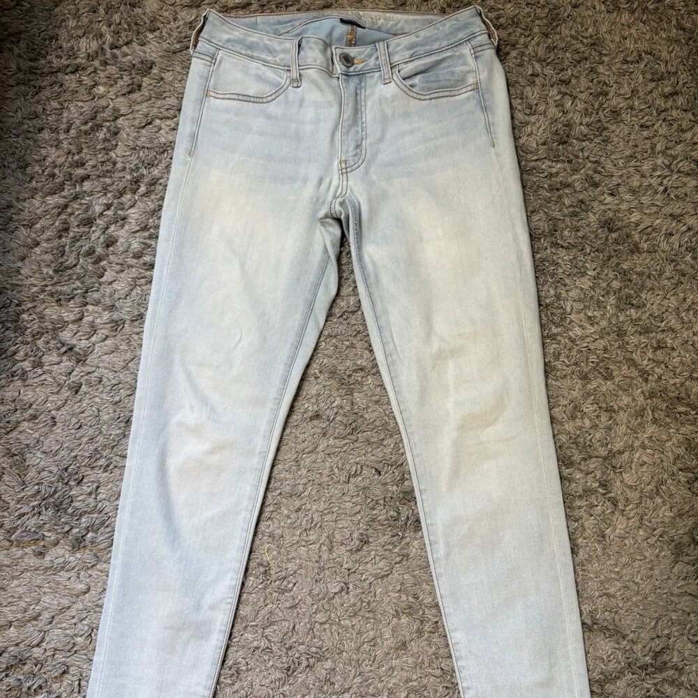 American Eagle women's light wash denim jeans with a slim, mid-rise fit a size 8